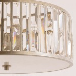 Lampa wisząca Moscow 5-punktowa z metalowym stelażem w kolorze srebrnym. Klosz ozdobiony przezroczystymi, wielokątnymi kryształkami, które odbijają światło, tworząc efektowną iluminację. Ujęcie z boku, ukazujące detal wykonania.