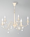 Żyrandol Velio 5-punktowy w kolorze kremowym z pięcioma świecznikami z białymi, płomieniowymi żarówkami. Ozdobiony przezroczystymi kryształkami w kształcie kropli, z eleganckimi, falistymi ramionami. Całość na szarym tle.