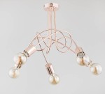 Lampa wisząca Tango w kolorze miedzi z pięcioma punktami świetlnymi. Konstrukcja z metalowych, skręconych elementów. Widoczne przezroczyste żarówki w kulistych oprawach. Ujęcie z góry, wisząca, na jednolitym tle.