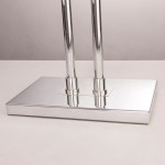Lampa podłogowa Athens 1-punktowa F01451WH CR z chromowaną podstawą i dwoma metalowymi nogami. Ujęcie z boku, ukazujące gładką, błyszczącą powierzchnię podstawy oraz eleganckie wykończenie.