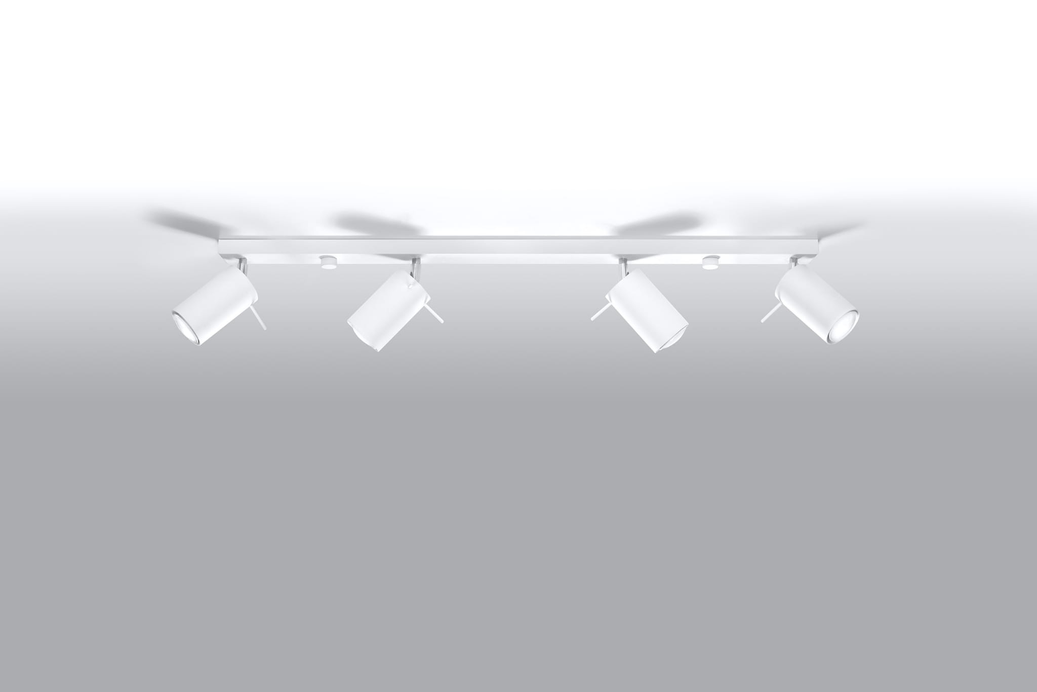 Biała lampa sufitowa (spot) 4-punktowa z prostokątną podstawą, cztery ruchome reflektory o cylindrycznym kształcie. Ujęcie z góry, produkt zamontowany na suficie, na jednolitym szarym tle.