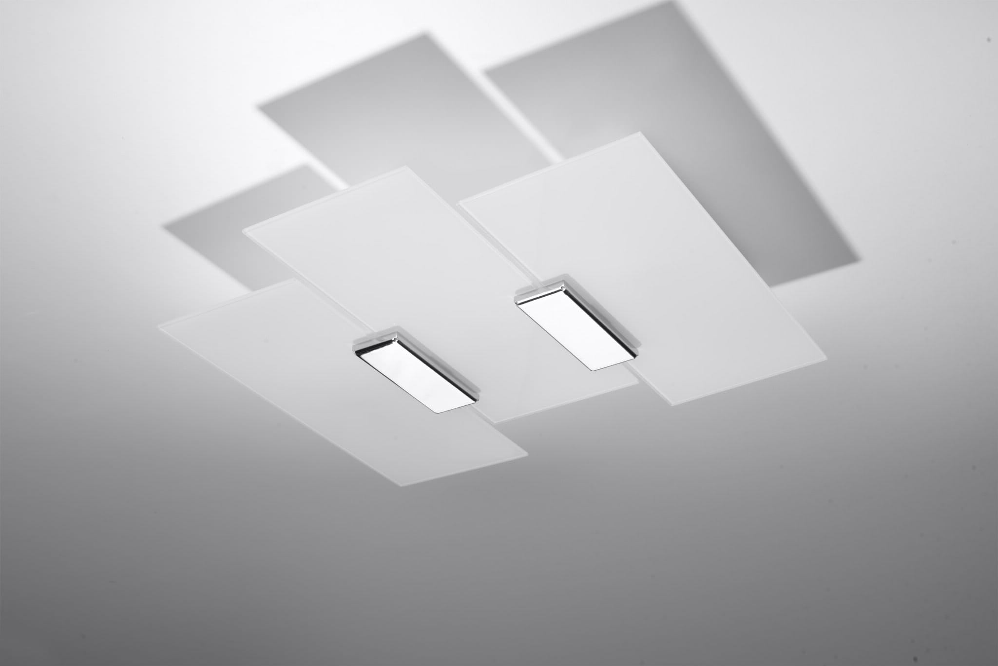 Lampa sufitowa Fabiano 3-punktowa SL.0198 w kolorze białym z chromowanymi detalami. Ułożona płasko, z trzema prostokątnymi kloszami z matowego szkła, które rozpraszają światło w pomieszczeniu. Prosty, nowoczesny design.