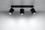 Czarna lampa sufitowa Merida z trzema punktami świetlnymi, zamontowana na prostokątnej podstawie. Reflektory w kształcie prostopadłościanów skierowane w różne strony, idealna do oświetlenia wnętrz. Tło jasne, minimalistyczne.