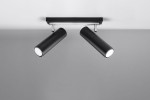 Lampa sufitowa Direzione 2-punktowa w kolorze czarnym. Składa się z dwóch cylindrycznych reflektorów zamocowanych na prostokątnej, metalowej podstawie. Ujęcie frontalne, ukazujące detale konstrukcji i fakturę powierzchni.