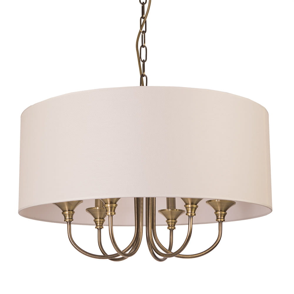 Lampa wisząca Abu Dhabi 6-punktowa w kolorze patyny z okrągłym, białym abażurem. Metalowa konstrukcja z sześcioma lampionami, zawieszona na łańcuchu. Ujęcie frontalne, produkt w pozycji wiszącej.