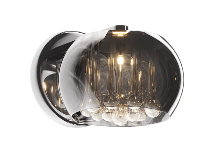 Kinkiet Crystal W0076-01D-F4FZ w stylowej, przezroczystej oprawie z metalicznym wykończeniem. Zbliżenie na lampę z kulistymi żarówkami wewnątrz, zamontowaną na ścianie, z eleganckim, nowoczesnym designem.