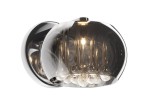 Kinkiet Crystal W0076-01D-F4FZ w stylowej, przezroczystej oprawie z metalicznym wykończeniem. Zbliżenie na lampę z kulistymi żarówkami wewnątrz, zamontowaną na ścianie, z eleganckim, nowoczesnym designem.