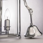 Lampa wisząca New York 4-punktowa, chromowana, z przezroczystym kloszem. Widoczna żarówka oraz metalowy element mocujący. Ujęcie z boku, ukazujące detale konstrukcji i wykończenia.