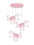 Lampa wisząca 3-punktowa w kolorze różowym z trzema oprawami na żarówki, każda z ozdobnymi, falistymi elementami w kształcie kokardy. Utrzymana w minimalistycznym stylu, zawieszona na cienkich linkach z metalowym sufitem.