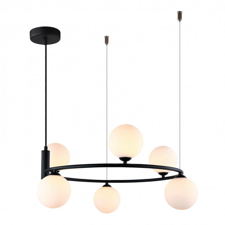 Lampa wisząca Amily 6-punktowa w kolorze czarnym z okrągłą metalową podstawą i sześcioma białymi, szklanymi kulami. Produkt zawieszony na cienkich linkach, z górnym elementem montażowym. Idealna do nowoczesnych wnętrz.
