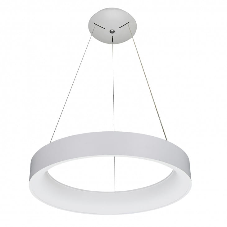 Biała lampa wisząca Chiara D60 z okrągłym kloszem LED, zawieszona na cienkich linkach. Klosz ma matową powierzchnię, a jego średnica wynosi 60 cm. Prosty, nowoczesny design, idealny do różnych aranżacji wnętrz.