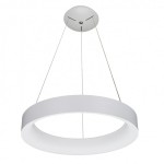 Biała lampa wisząca Chiara D60 z okrągłym kloszem LED, zawieszona na cienkich linkach. Klosz ma matową powierzchnię, a jego średnica wynosi 60 cm. Prosty, nowoczesny design, idealny do różnych aranżacji wnętrz.
