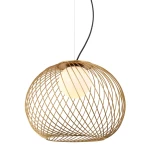 Lampa wisząca Clarisa 1-punktowa w złotym kolorze, z okrągłą, przezroczystą kloszem, umieszczona w metalowej siatce. Produkt zawieszony na czarnym przewodzie, widoczny z boku. Idealna do nowoczesnych wnętrz.