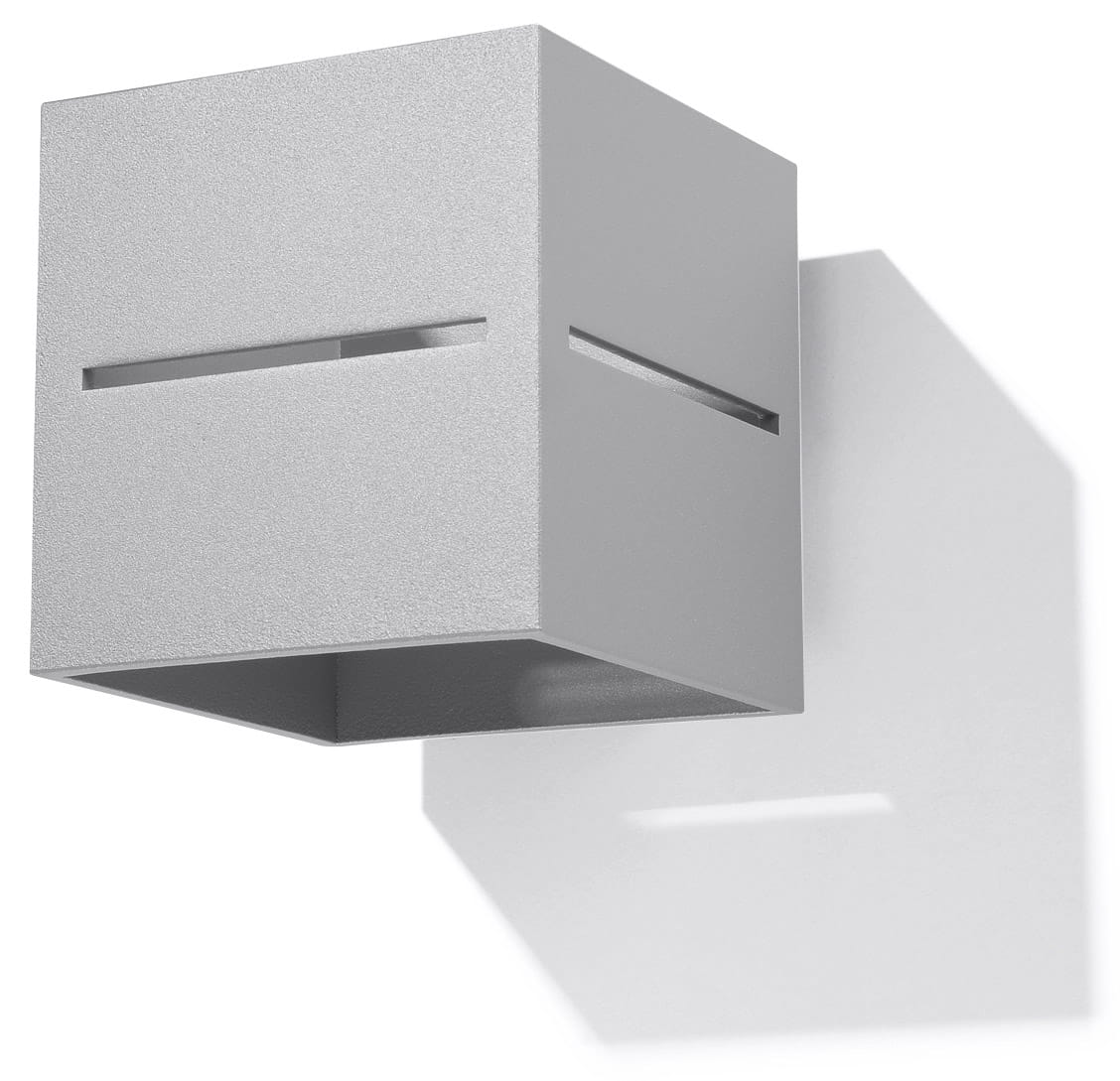 Lobo kinkiet 1-punktowy w kolorze szarym, wykonany z materiału o matowej fakturze. Ma prostokątny kształt z dwoma poziomymi szczelinami. Montowany na ścianie, rzuca cień w kształcie prostokąta. Idealny do nowoczesnych wnętrz.