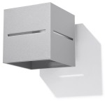 Lobo kinkiet 1-punktowy w kolorze szarym, wykonany z materiału o matowej fakturze. Ma prostokątny kształt z dwoma poziomymi szczelinami. Montowany na ścianie, rzuca cień w kształcie prostokąta. Idealny do nowoczesnych wnętrz.