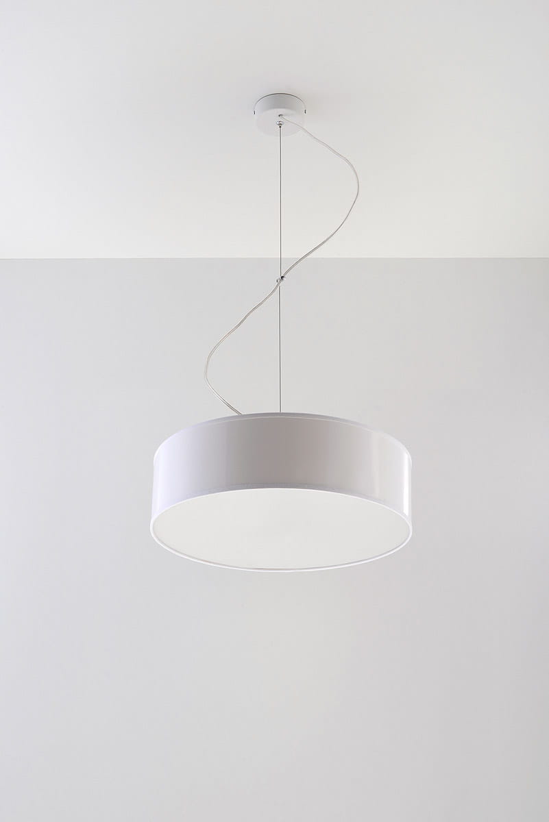 Lampa wisząca Arena 35 l z białym, okrągłym kloszem o matowej powierzchni, zawieszona na cienkim przewodzie. Ujęcie frontalne, na jednolitym tle. Wysoka, minimalistyczna forma, idealna do nowoczesnych wnętrz.