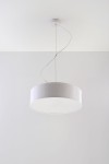 Lampa wisząca Arena 35 l z białym, okrągłym kloszem o matowej powierzchni, zawieszona na cienkim przewodzie. Ujęcie frontalne, na jednolitym tle. Wysoka, minimalistyczna forma, idealna do nowoczesnych wnętrz.