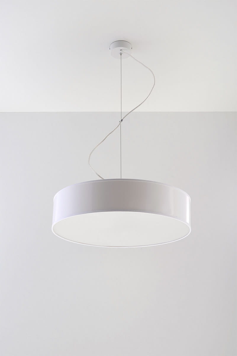 Lampa wisząca Arena 45, 3-punktowa, w kolorze białym. Posiada okrągły klosz z matowego tworzywa, wiszący na cienkim przewodzie. Umieszczona w centralnej pozycji na jasnym tle, tworzy minimalistyczny akcent w aranżacji wnętrza.