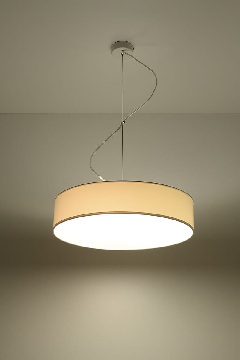 Lampa wisząca Arena 45, 3-punktowa, z białym okrągłym kloszem i metalowym mocowaniem. Zawieszona na cienkim przewodzie, emitująca jasne światło. Prosty, nowoczesny design, idealna do nowoczesnych wnętrz.