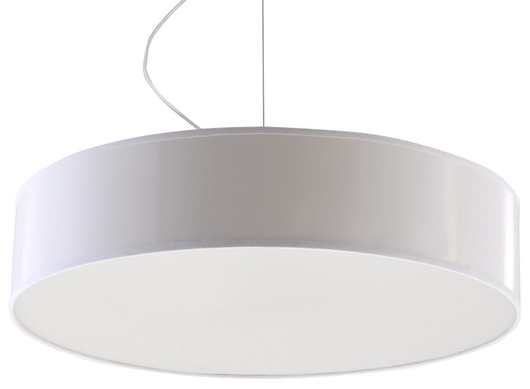 Lampa wisząca Arena 45, trzy źródła światła, w kolorze białym. Okrągła, gładka konstrukcja z matowym kloszem. Zawieszona na cienkim przewodzie, prezentuje się nowocześnie i minimalistycznie, idealna do różnych wnętrz.