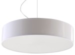 Lampa wisząca Arena 45, trzy źródła światła, w kolorze białym. Okrągła, gładka konstrukcja z matowym kloszem. Zawieszona na cienkim przewodzie, prezentuje się nowocześnie i minimalistycznie, idealna do różnych wnętrz.