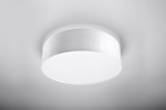 Lampa sufitowa Arena 35 l, 2-punktowa, w kolorze białym. Okrągły, płaski klosz z matowego materiału, zamontowany na suficie. Minimalistyczny design, idealna do nowoczesnych wnętrz. Widok z dołu.