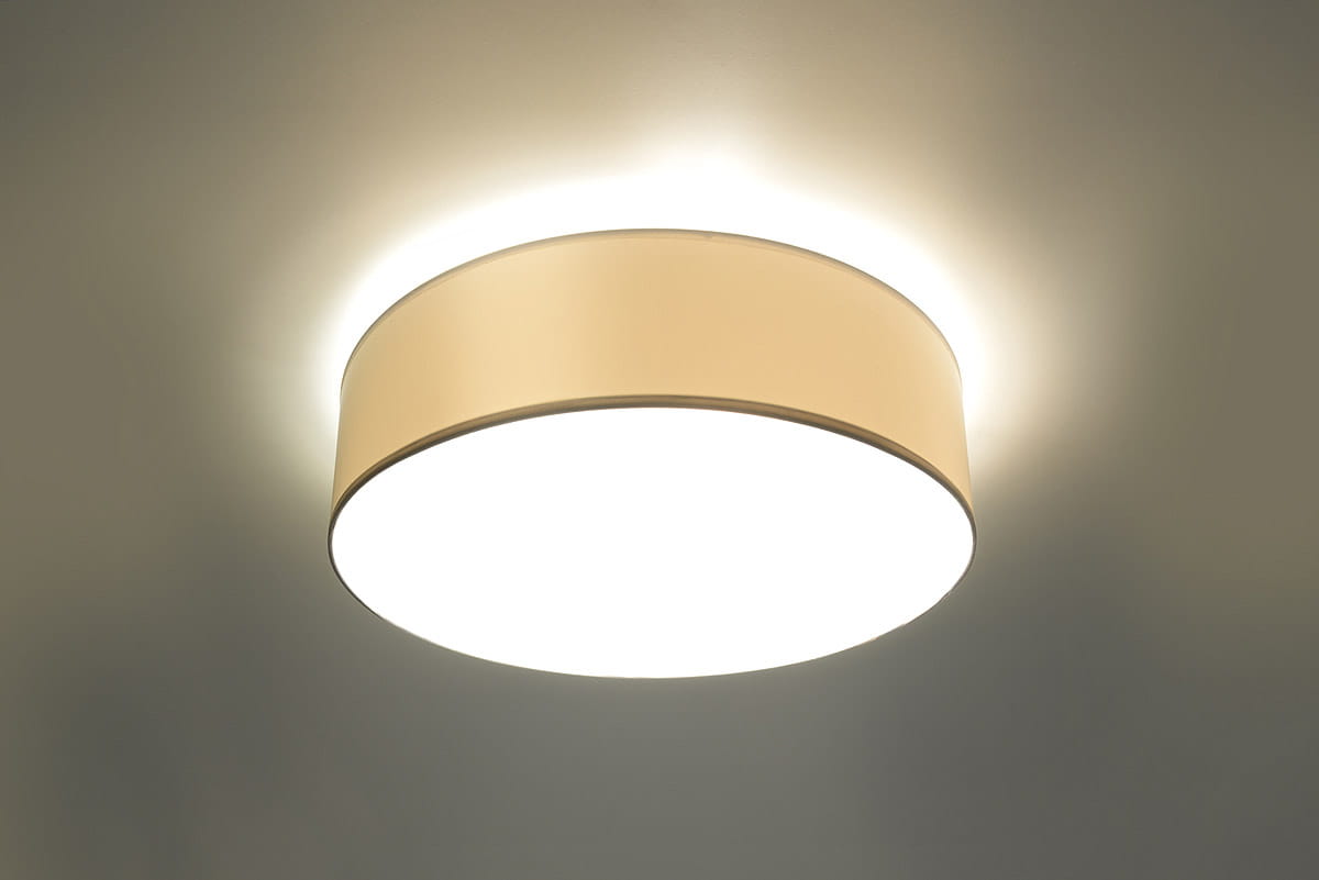Lampa sufitowa Arena 35, 2-punktowa, w kolorze białym. Okrągły klosz z matowego materiału, montowany na suficie, emitujący jasne światło. Widoczny delikatny blask wokół krawędzi. Produkt zamontowany w pozycji leżącej, idealny do nowoczesnych wnętrz.
