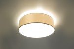 Lampa sufitowa Arena 35, 2-punktowa, w kolorze białym. Okrągły klosz z matowego materiału, montowany na suficie, emitujący jasne światło. Widoczny delikatny blask wokół krawędzi. Produkt zamontowany w pozycji leżącej, idealny do nowoczesnych wnętrz.