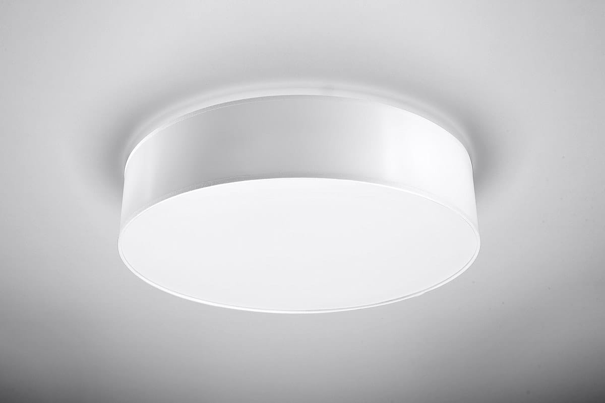 Lampa sufitowa Arena 45, 3-punktowa, w kolorze białym. Okrągła, matowa obudowa z delikatnym wykończeniem, zamontowana na suficie. Prosta konstrukcja, idealna do nowoczesnych wnętrz.