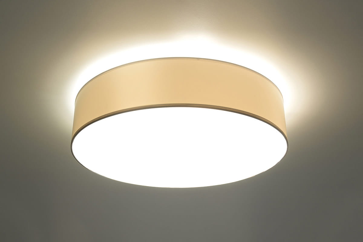Lampa sufitowa Arena 45, 3-punktowa, w kolorze białym. Ma okrągły kształt oraz matową powierzchnię. Ujęcie z dołu, ukazujące jej jasne źródło światła i delikatne podświetlenie. Idealna do nowoczesnych wnętrz.