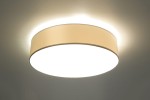 Lampa sufitowa Arena 45, 3-punktowa, w kolorze białym. Ma okrągły kształt oraz matową powierzchnię. Ujęcie z dołu, ukazujące jej jasne źródło światła i delikatne podświetlenie. Idealna do nowoczesnych wnętrz.