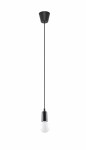 Lampa wisząca Diego 1-punktowa w kolorze czarnym, z metalowym kloszem i białą żarówką. Produkt zawieszony na cienkim, czarnym przewodzie, montowany do sufitu. Prosta konstrukcja, minimalistyczny design, idealna do nowoczesnych wnętrz.