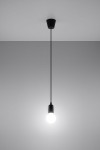 Lampa wisząca Diego 1-punktowa, czarna, z długim kablem. Widoczna żarówka w okrągłym kloszu. Produkt zawieszony pod sufitem na jednolitym tle. Prosty, nowoczesny design, idealny do minimalistycznych wnętrz.