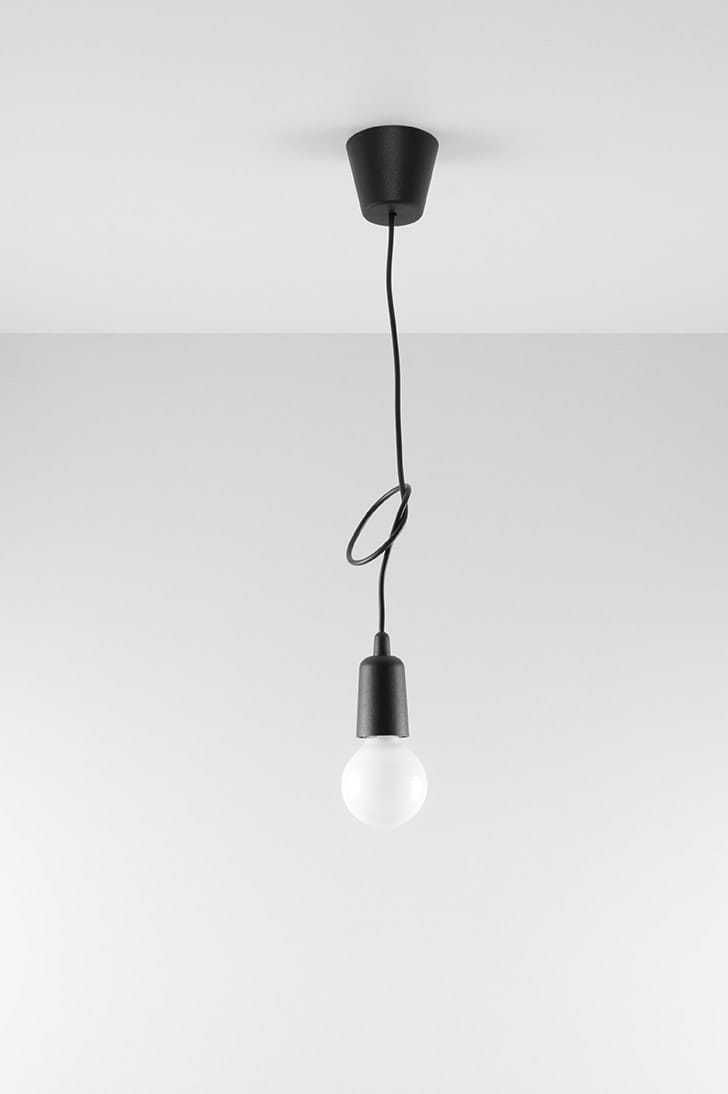 Czarna lampa wisząca 1-punktowa Diego z metalowym mocowaniem i białą żarówką, zawieszona na cienkim przewodzie, widok z góry, na jednolitym, jasnym tle. Prosty, minimalistyczny design, idealna do nowoczesnych wnętrz.