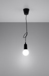 Czarna lampa wisząca Diego 1-punktowa, zawieszona na czarnym przewodzie, z okrągłym, matowym kloszem. Widoczna żarówka emitująca jasne światło, umieszczona na wysokości sufitu. Prosty, minimalistyczny design, na jednolitym tle.