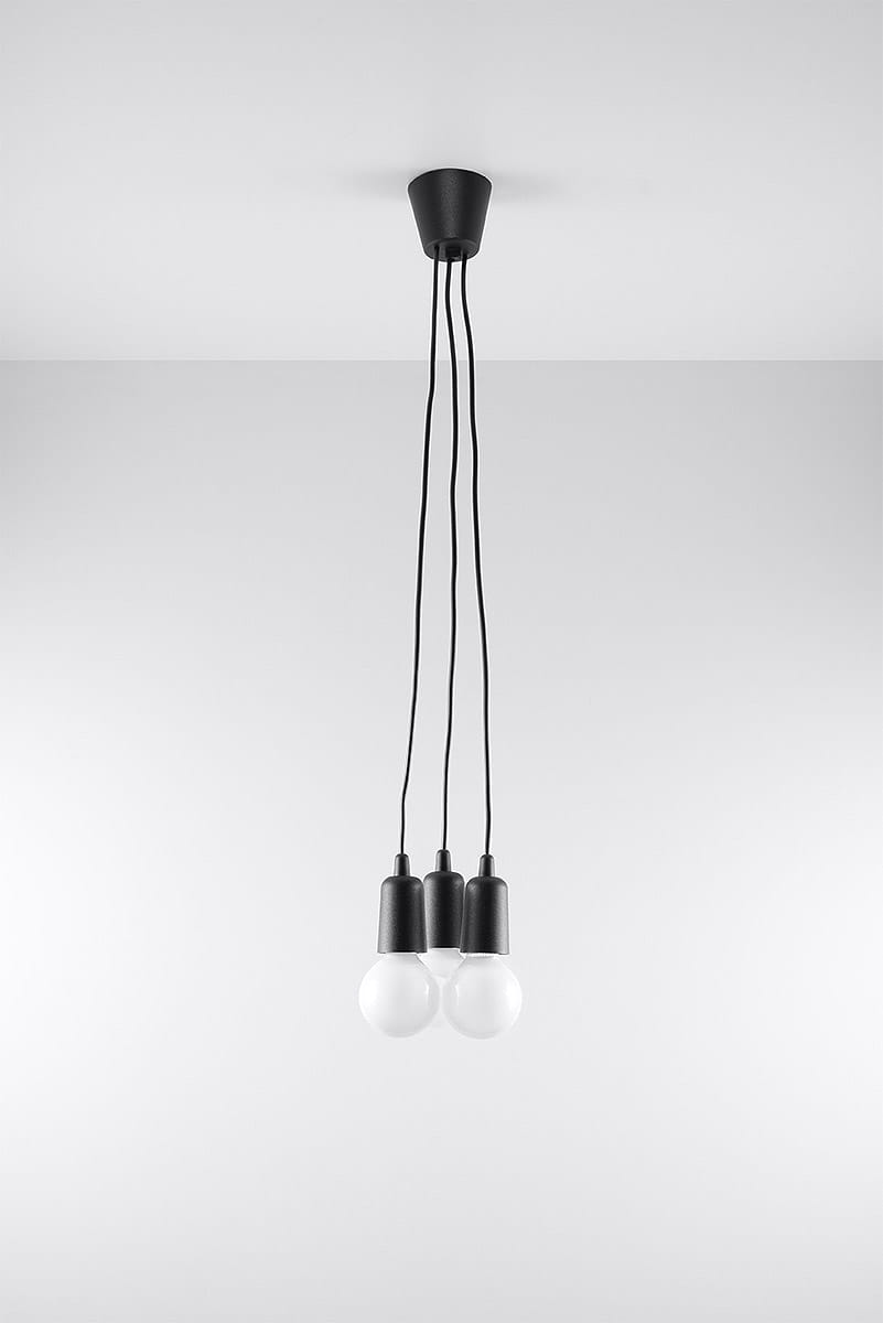 Czarna lampa wisząca Diego z trzema punktami świetlnymi, zawieszona na długich, czarnych przewodach. Widoczny górny uchwyt mocujący. Białe żarówki w minimalistycznych oprawach. Prosta aranżacja na jasnym tle.