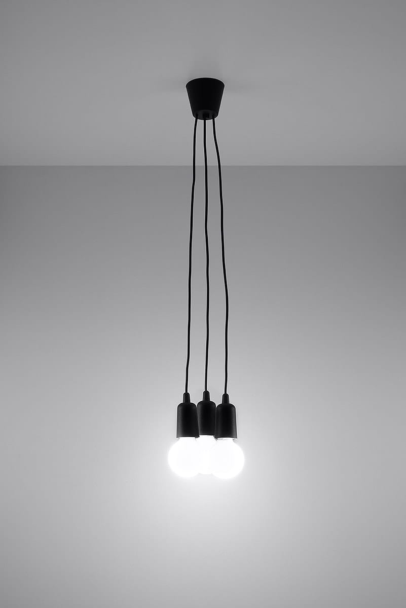 Czarna lampa wisząca 3-punktowa Diego z trzema żarówkami, zawieszona na długich, czarnych przewodach. Ujęcie frontalne na tle jasnej ściany, ukazujące minimalistyczny design i równomierne rozmieszczenie punktów świetlnych.