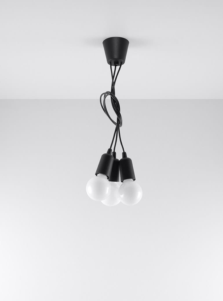 Czarna lampa wisząca Diego z trzema punktami świetlnymi, z widocznymi białymi kloszami i czarnymi przewodami. Zawieszona na suficie, w minimalistycznym stylu, na jednolitym tle.
