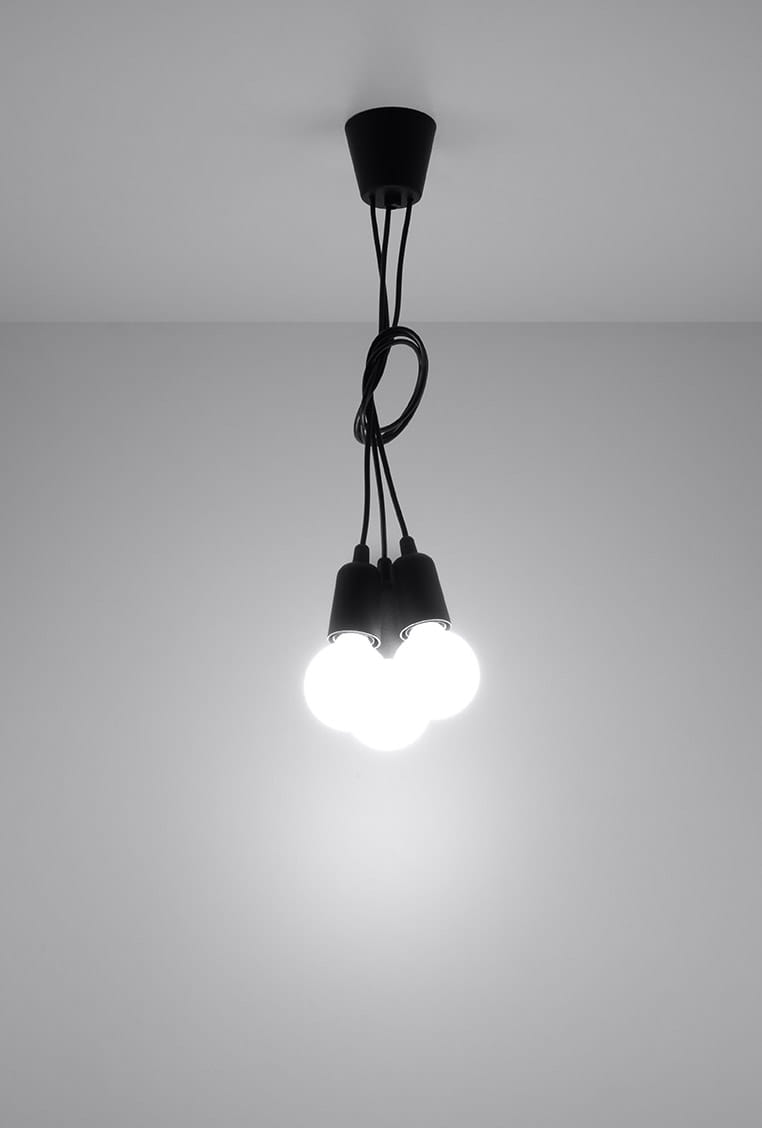 Czarna lampa wisząca Diego 3-punktowa, z trzema okrągłymi kloszami emitującymi białe światło, zawieszona na czarnym przewodzie. Ujęcie z dołu, ukazujące lampę w pełnej okazałości na jasnym tle.