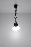 Czarna lampa wisząca Diego 3-punktowa, z trzema okrągłymi kloszami emitującymi białe światło, zawieszona na czarnym przewodzie. Ujęcie z dołu, ukazujące lampę w pełnej okazałości na jasnym tle.