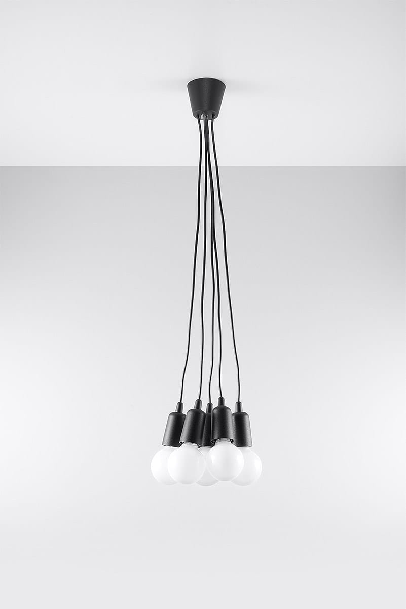 Lampa wisząca Diego 5-punktowa w kolorze czarnym, z pięcioma białymi kloszami w kształcie kul. Produkt zawieszony z sufitu na długich, czarnych przewodach. Ujęcie frontalne, na jednolitym tle.