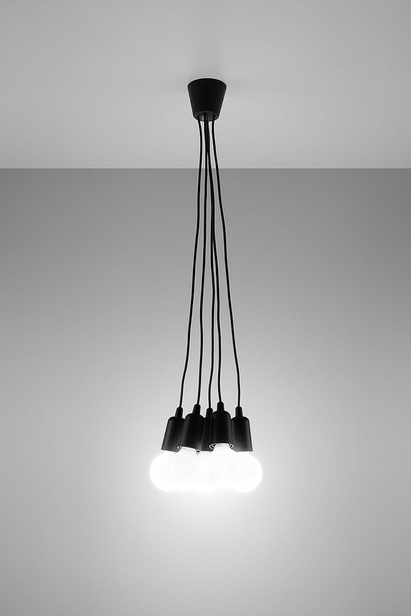 Lampa wisząca Diego 5-punktowa, czarna, z pięcioma żarówkami w oprawach na długich, czarnych kablach. Ujęcie frontalne, produkt zawieszony pod sufitem, na gładkim, jasnym tle.