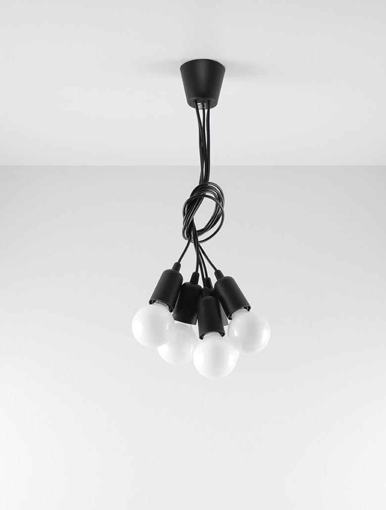 Lampa wisząca Diego, pięciopunktowa, czarna. Składa się z pięciu białych żarówek w czarnych oprawach, zawieszonych na splątanych czarnych przewodach. Montaż sufitowy, w prostym, nowoczesnym stylu, na jednolitym tle.