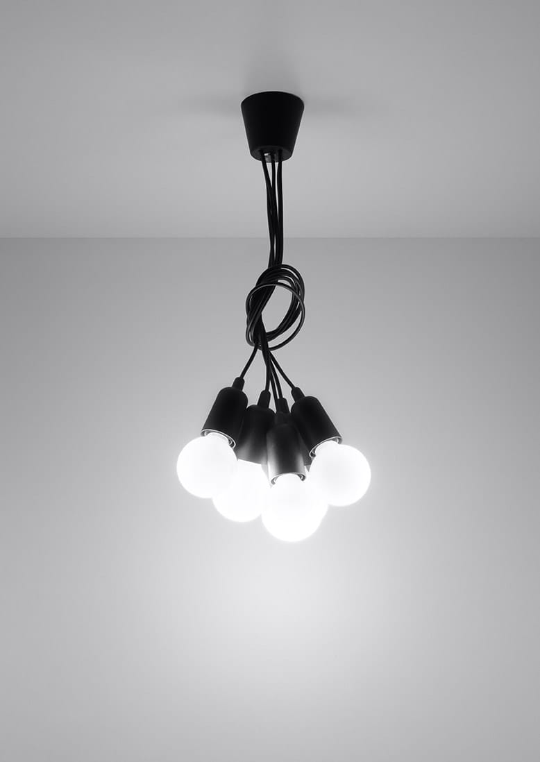 Czarna lampa wisząca Diego z pięcioma punktami świetlnymi, z widocznymi okrągłymi żarówkami. Ujęcie z góry, pokazujące kable skręcone w elegancki sposób. Prosta, nowoczesna konstrukcja, zawieszona na białym tle.
