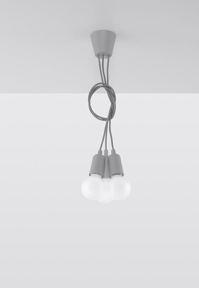Lampa wisząca 3-punktowa Diego w szarym kolorze z trzema oprawkami na białe żarówki, zawieszona na szarych przewodach. Elementy montażowe widoczne. Prosta konstrukcja na jednolitym tle.