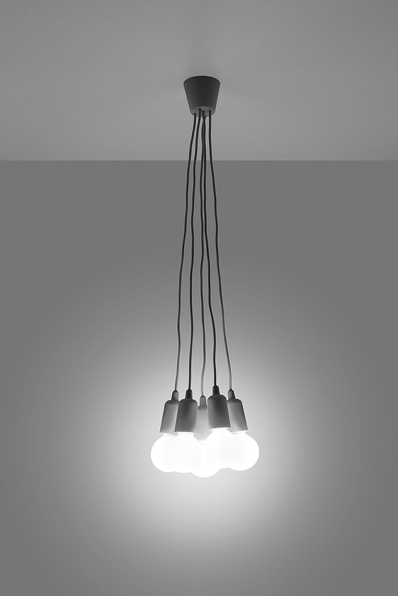 Lampa wisząca Diego, 5-punktowa, w kolorze szarym, z pięcioma białymi oprawami na żarówki, zawieszona na długich czarnych przewodach. Ujęcie frontalne, podkreślające minimalistyczny design i równomierne oświetlenie.