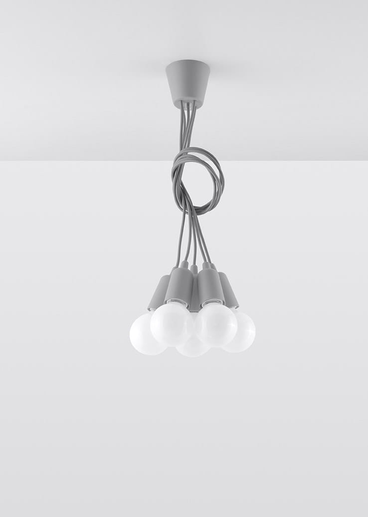 Lampa wisząca Diego 5-punktowa w kolorze szarym z pięcioma okrągłymi kloszami, zawieszona na szarych przewodach. Ujęcie z dołu, ukazujące detale mocowania i kształt kloszy. Tło białe.