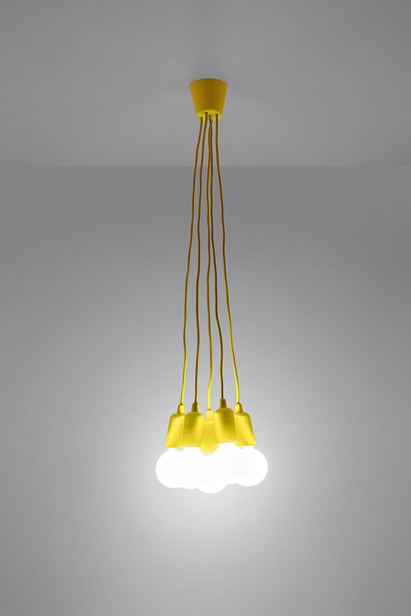 Lampa wisząca Diego 5-punktowa w kolorze żółtym, z pięcioma oprawami na żarówki, zawieszona na długich kablach. Kąt ujęcia frontalny, na szarym tle, podkreślającym intensywność koloru. Wysoka funkcjonalność i nowoczesny design.