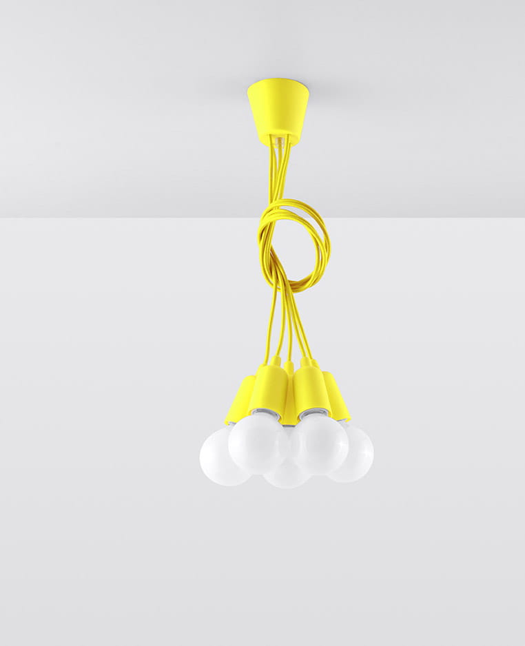 Lampa wisząca Diego 5-punktowa w kolorze żółtym. Posiada pięć opraw na żarówki, zawieszonych na żółtych kablach. Ujęcie z dołu, na białym tle, ukazujące elegancki design i kolorystykę.