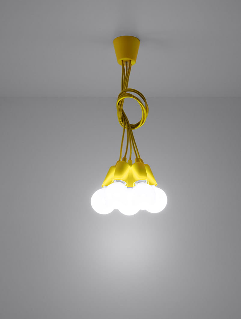 Lampa wisząca Diego 5-punktowa w kolorze żółtym, z pięcioma oprawami na żarówki, zawieszona na kolorowych przewodach. Kąt ujęcia z góry, na jednolitym tle, pokazuje eleganckie połączenie stylu i funkcjonalności.